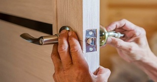 Установка и замена дверной ручки в Советской Гавани от 281 руб. – Мастер24, монтаж фурнитуры, недорого